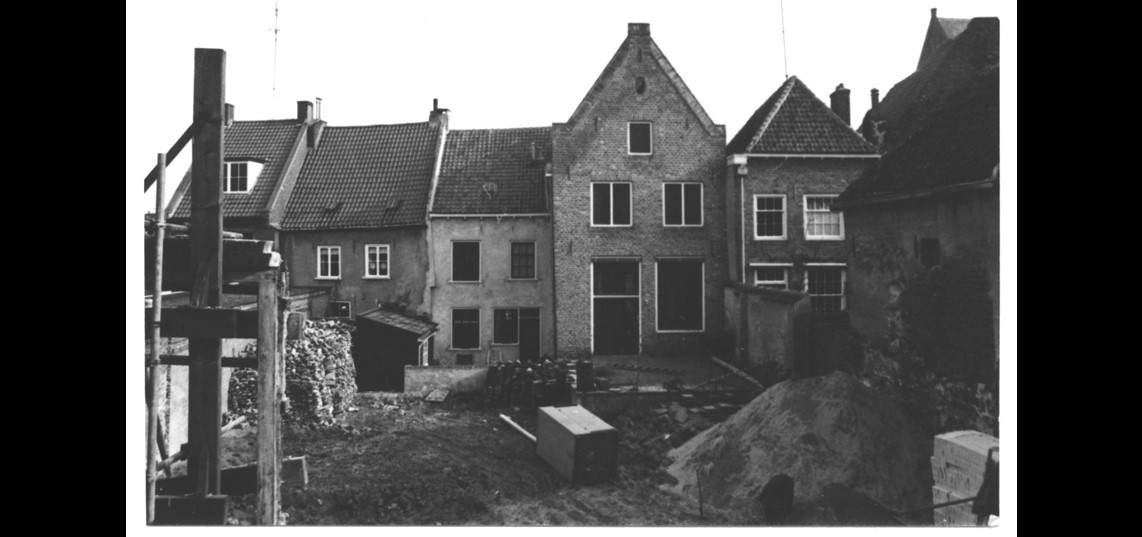 Achterzijde van de Kreijnckstraat na het bombardement. Het hoogste huis is Kreijnckstraat 3.